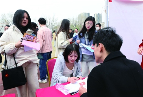 双选会组织企事业单位560余家,提供岗位3.1万个,邀请11家就业见习企业提供见习岗位260个